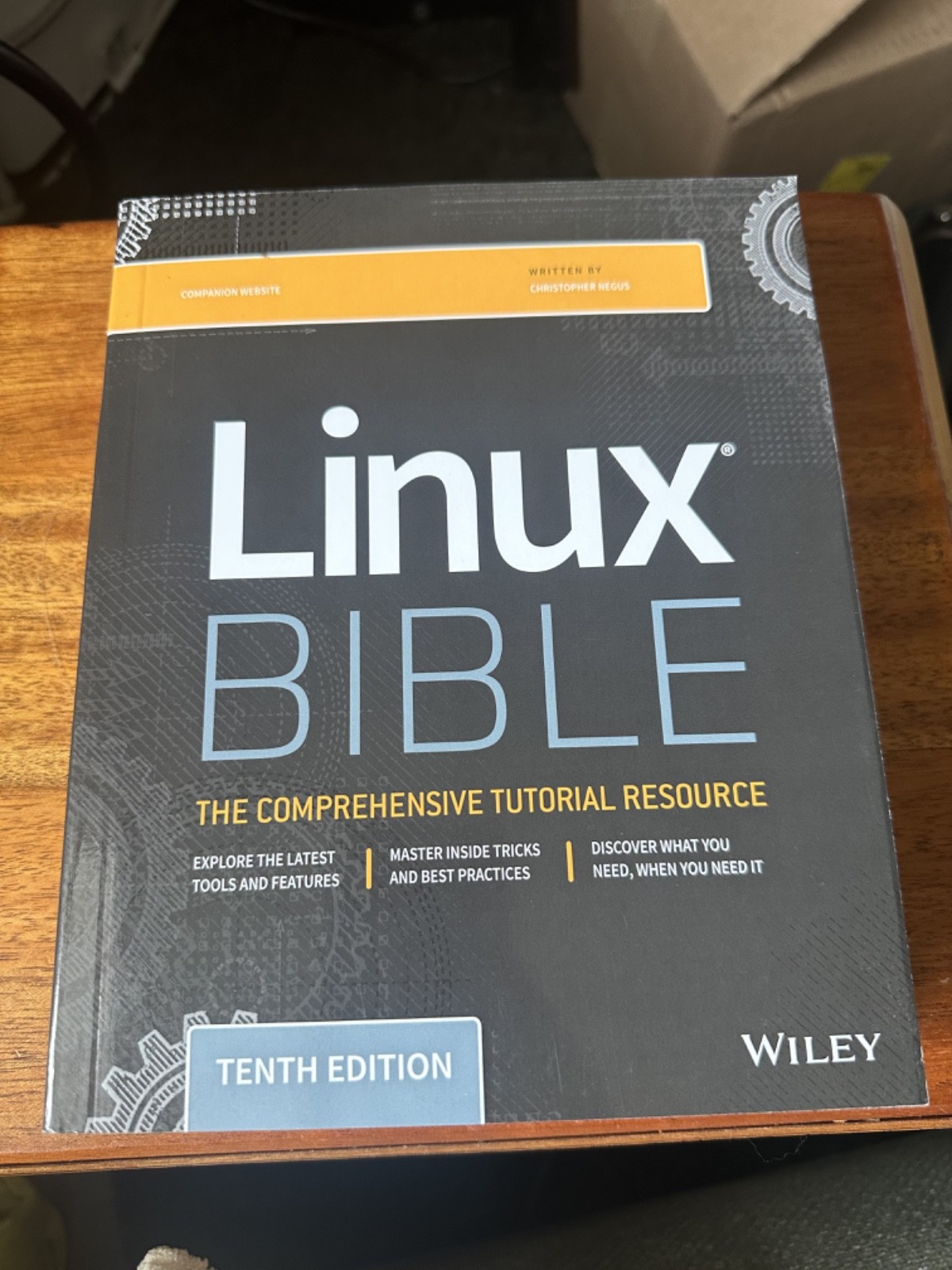 Linux Bible The Comprehensive Tutorial Resource. Tenth Edition. LIKE NEW