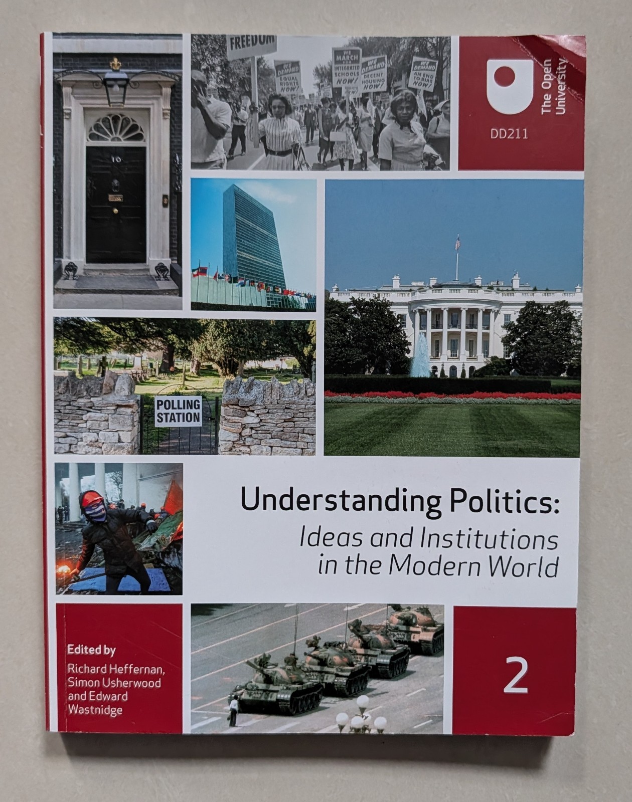 OPEN UNIVERSITY DD211 Understanding politics 2nd edition VERY GOOD CONDITION